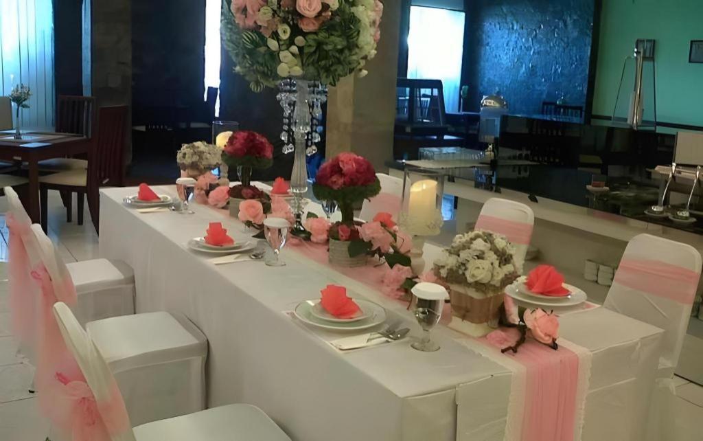 Insumo Palace Hotels & Resorts Kediri  Eksteriør billede
